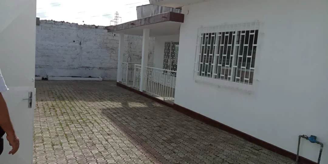 Villa a vendre lieu dit entrée camp eneo (ndokotti)